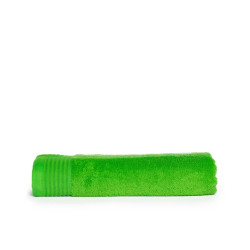 Serviette brodée personnalisée avec prénom et motif tracteur vert et jaune