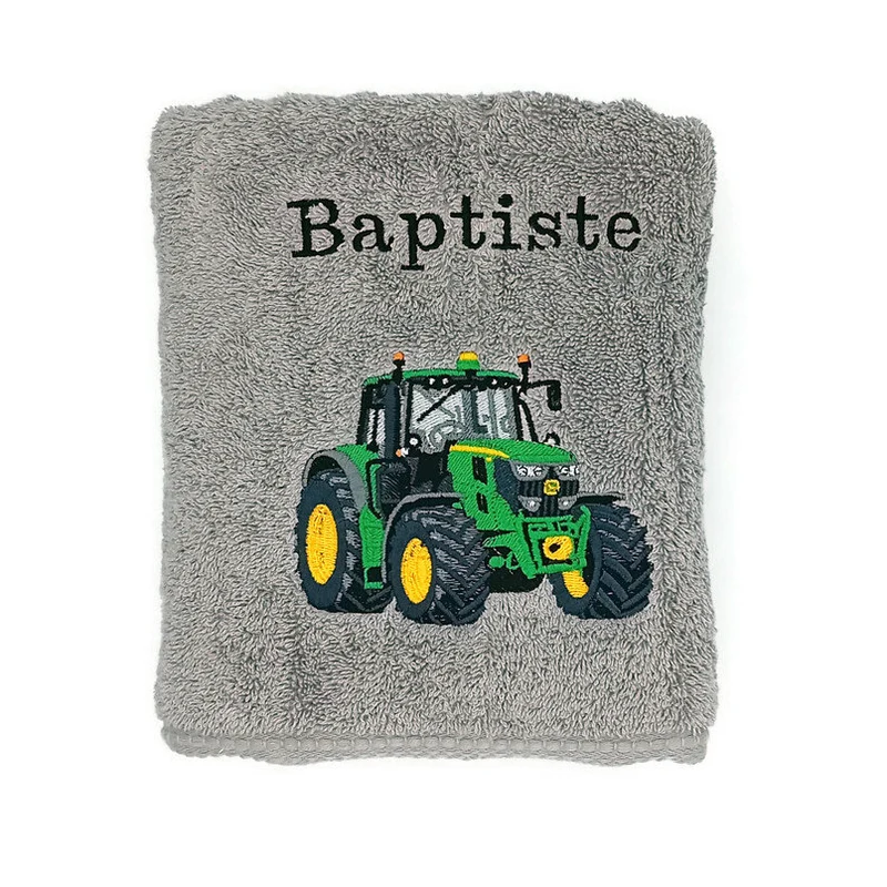 Serviette brodée personnalisée avec prénom et motif tracteur vert et jaune
