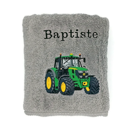 Serviette brodée personnalisée avec prénom et motif tracteur vert et jaune