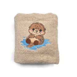 Serviette brodée personnalisée avec prénom et motif petite loutre